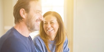 Un couple complice en train de sourire