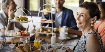 Moment convivial autour d’un repas entre proches