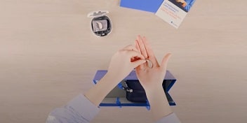 Déballage d’un appareil auditif Audika avec ses accessoires.