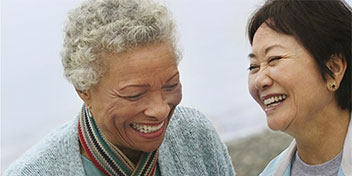 Personnes âgées souriant et conversant agréablement, illustrant les bienfaits d’une bonne santé auditive