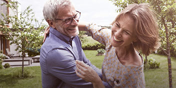 Une femme motive son mari à passer un test auditif.