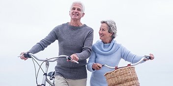 Couple de seniors profitant d’une promenade à vélo ensemble