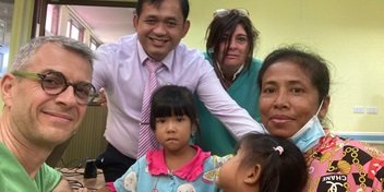 Des audioprothésistes avec des enfants et des adultes lors de la mission humanitaire au Cambodge 2024