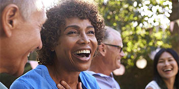 Personnes échangeant dans un jardin verdoyant