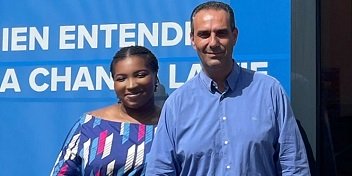 Audioprothésiste et assistante devant le centre auditif Audika Châtenay-Malabry