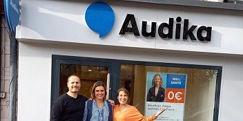 Équipe Audika souriante devant le centre récemment ouvert d’Audika à Chelles.