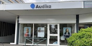 Ouverture du nouveau centre auditif Audika à Les Sables d’Olonne, avec une façade moderne présentant des affiches promotionnelles en vitrine.