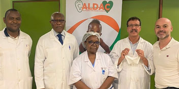 Équipe médicale de la mission humanitaire au Cameroun devant une bannière ALDAC
