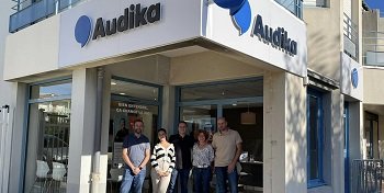 Équipe de spécialistes en audition Audika réunie devant le centre Audika de Châtelaillon-Plage.