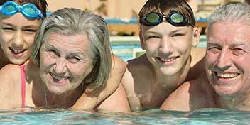 Couple de séniors profitant d’une baignade dans une piscine