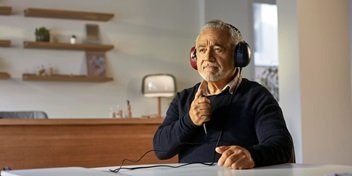 Un homme portant des écouteurs réalise un test auditif dans un cabinet moderne.