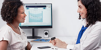 Consultation avec un audioprothésiste pour un test auditif.