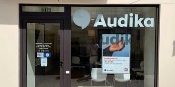Centre auditif Audika à Thônes avec vitrine et affiche publicitaire