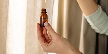 Utilisation d'une huile essentielle pour le soin des oreilles