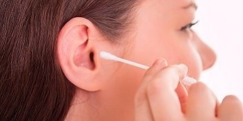 Utilisation d'un coton-tige pour nettoyer l'oreille
