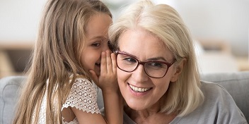 Grand-mère et petite fille