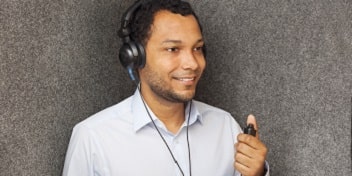 Homme effectuant un test auditif avec un casque audio et un appareil de mesure.