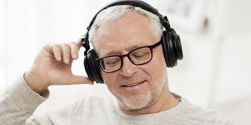 Homme âgé portant un casque