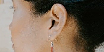 Oreja de una persona de perfil