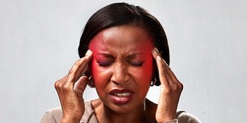 Femme souffrant d’un traumatisme sonore, pressant ses tempes avec les mains