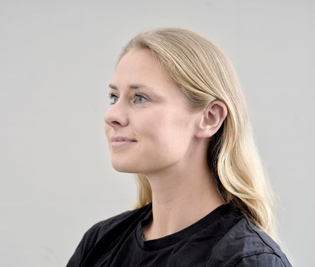 Appareils auditifs Blink B300 portés de face