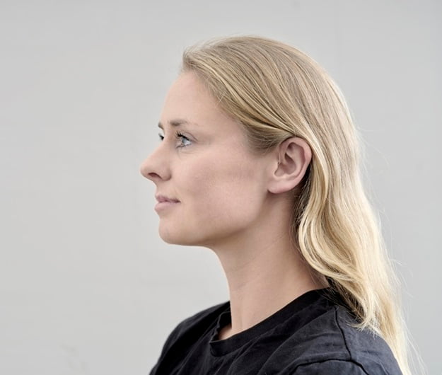 Appareils auditifs Blink B300 portés de profil