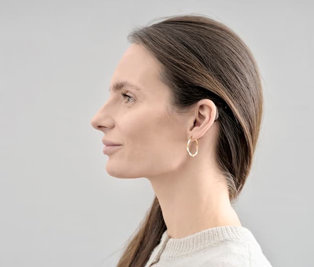 Appareils auditifs Blink B500 portés de profil