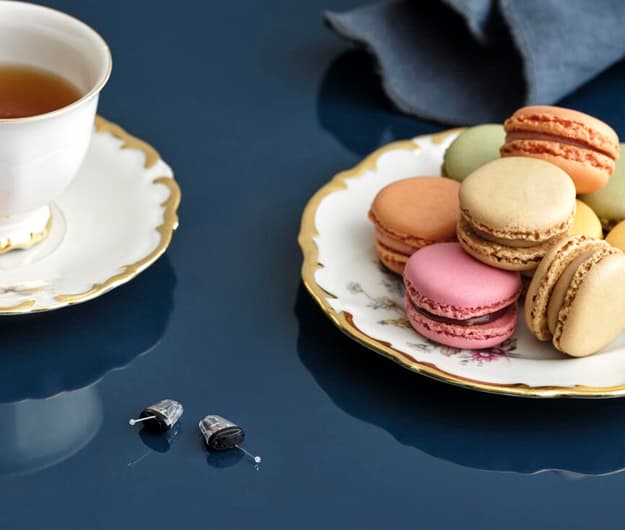 Appareils auditifs à côté de macarons