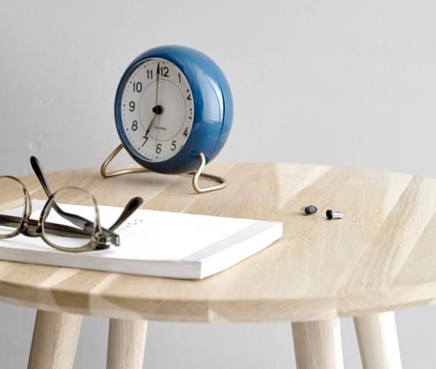 Appareils auditifs B400 à côté d'un réveil et de lunettes