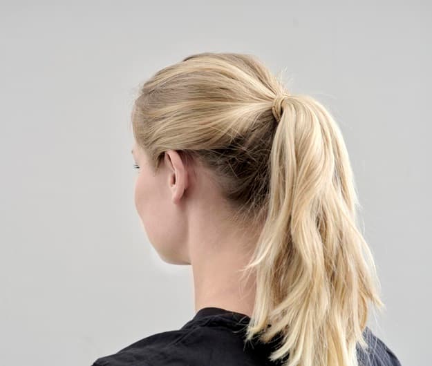 Jeune femme porte un appareil auditif invisible dans l'oreille