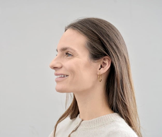 Appareil auditif invisible Audika Blink mini porté dans l'oreille