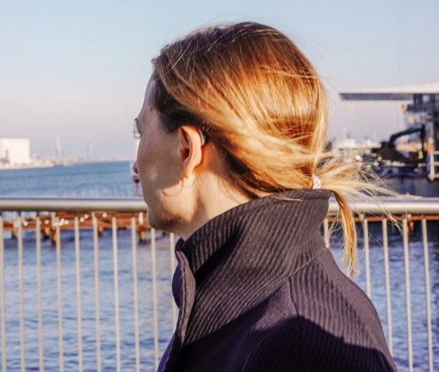 Une femme se balade en bord de mer