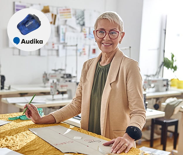 Une personne porte des appareils auditifs invisibles