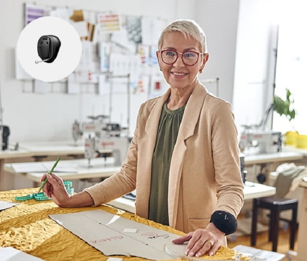 Dame porte des appareils auditifs invisibles