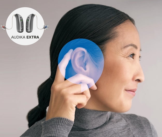 Dame portant des prothèses auditives Audika Extra