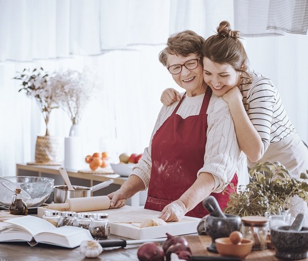 Une femme et sa fille s'amusent en cuisinant