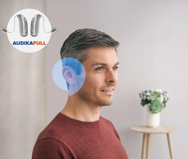 Un homme porte des appareils auditifs Audikafull