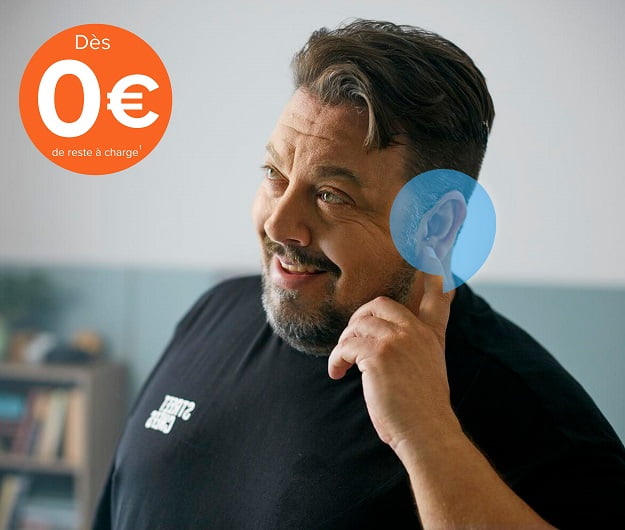 Un monsieur porte des appareils auditifs de classe 1