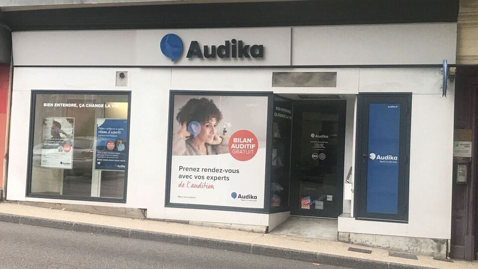 Devanture et vitrine centre auditif Audika à Privas
