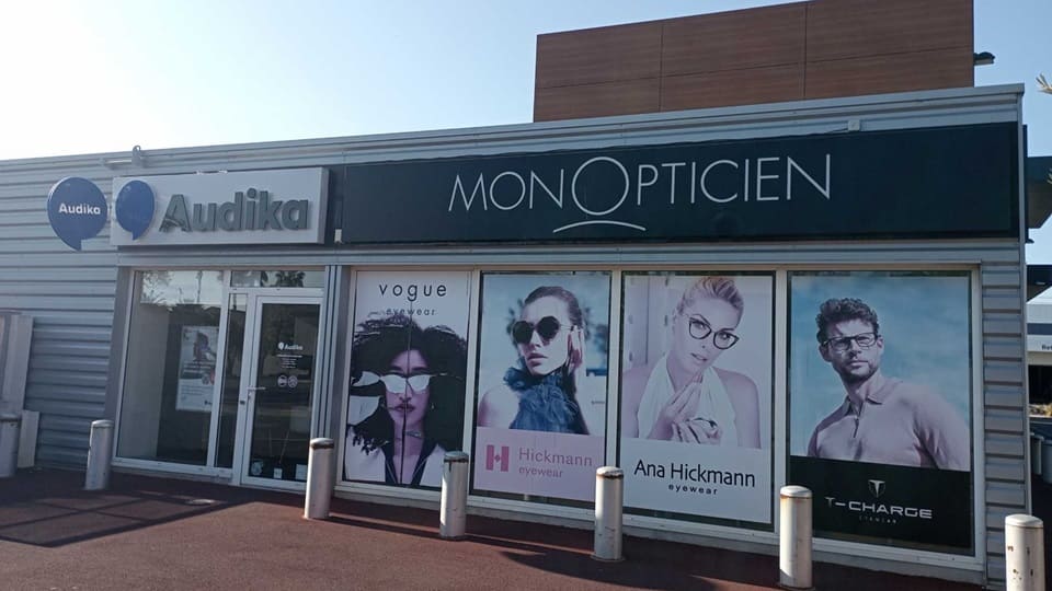 Devanture et vitrine de l'audioprothésiste Audika à Agde