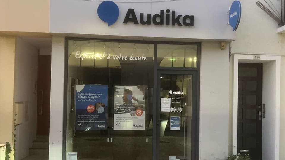 Devanture et vitrine de l'audioprothésiste Audika à Ancenis