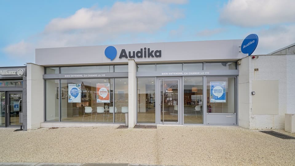 Devanture et vitrine du centre auditif Audika à Buxerolles