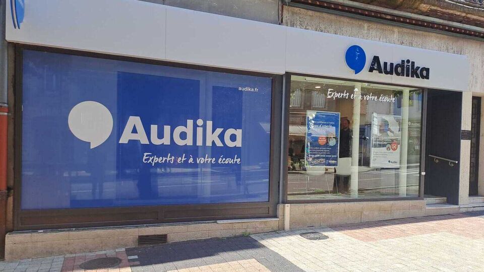 Devanture et vitrine de l'audioprothésiste Audika à Autun