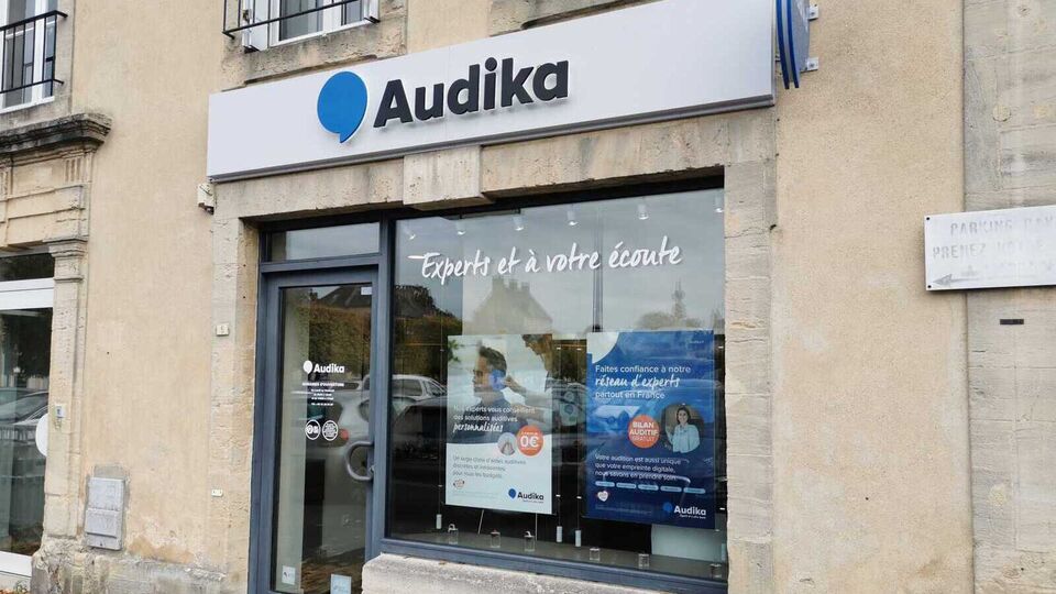Devanture et vitrine de l'audioprothésiste Audika à Bayeux