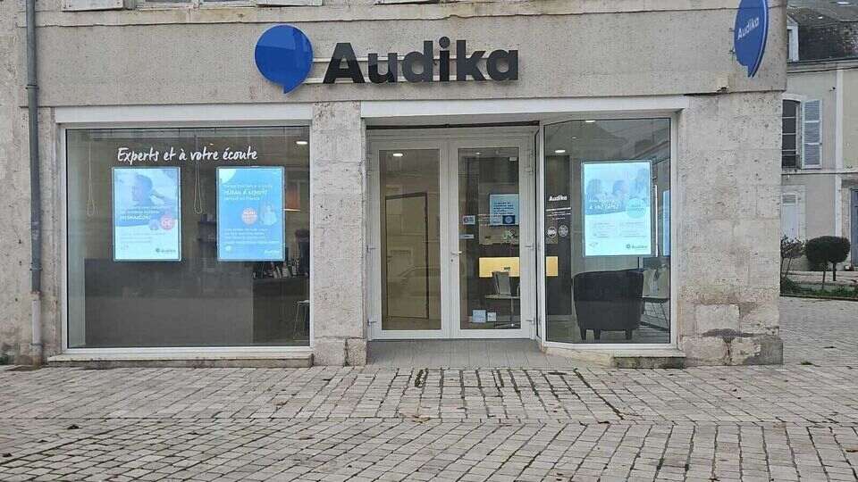 Devanture et vitrine de l'audioprothésiste Audika à Beaugency