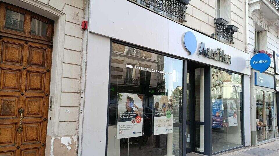 Devanture et vitrine de l'audioprothésiste Audika à Becon les Bruyeres