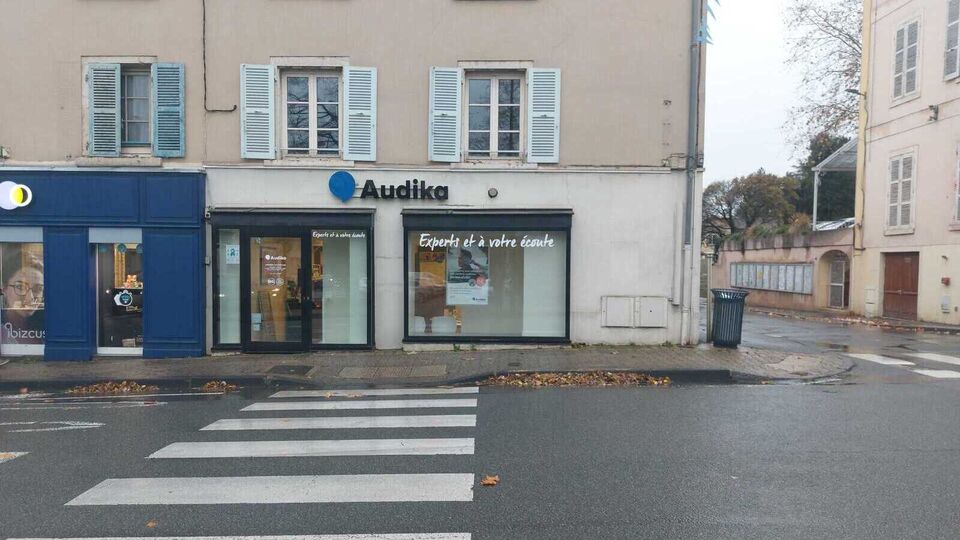 Devanture et vitrine de l'audioprothésiste Audika à Belleville en Beaujolais