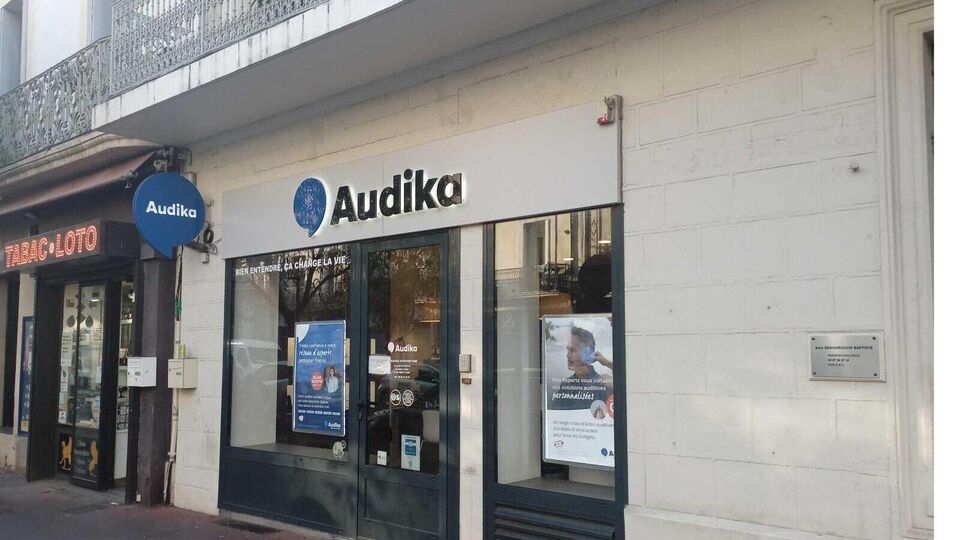 Devanture et vitrine de l'audioprothésiste Audika à Béziers