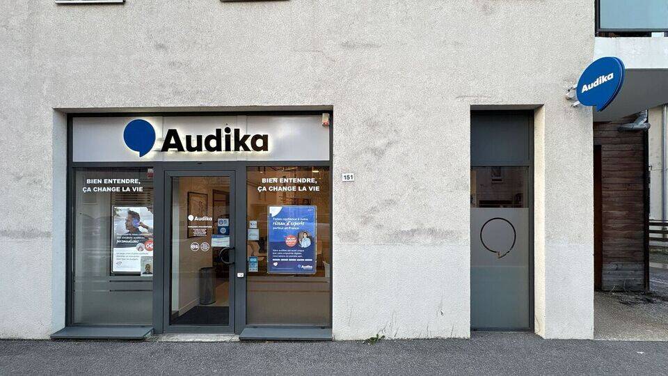 Devanture et vitrine de l'audioprothésiste Audika à Bonneville