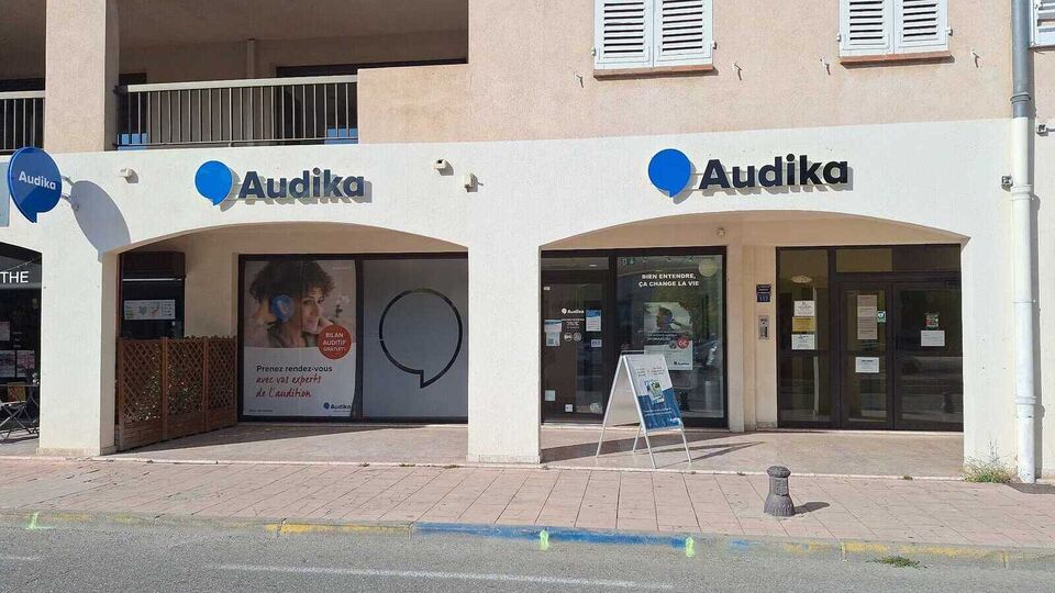 Devanture et vitrine de l'audioprothésiste Audika à Brignoles